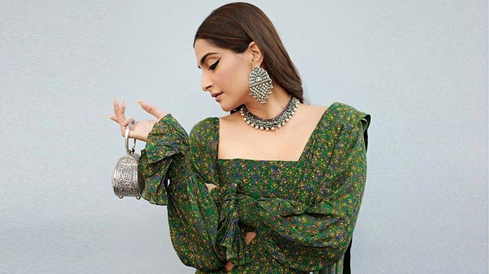 Sonam-Kapoor-Ahuja-in-oxised-jewelery