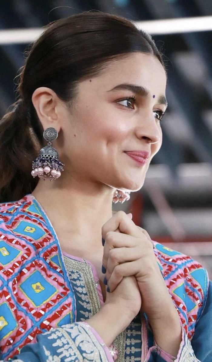 alia-bhatt-beautiful-oxidised-earrings