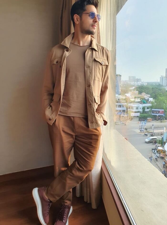 sidharth-malhotra-in-brown-outfit