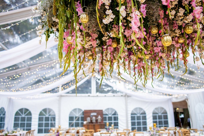 wedding-decor-ideas-with-chandelier-flowers-&-lights-verbena-4