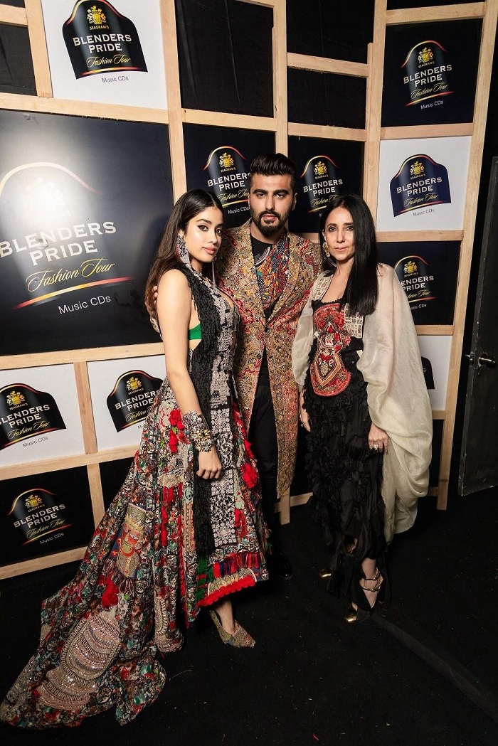 Showstoppers_Arjun_Kapoor,_Janhvi_Kapoor_and_designer_Anamika_Khanna_at_blenders-pride-fashion-tour-2020-verbena