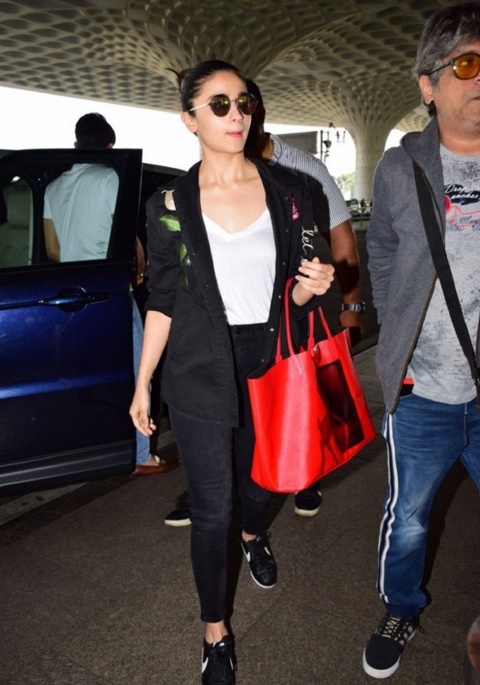 alia-bhatt-stylish-tote-bag-at-sirport