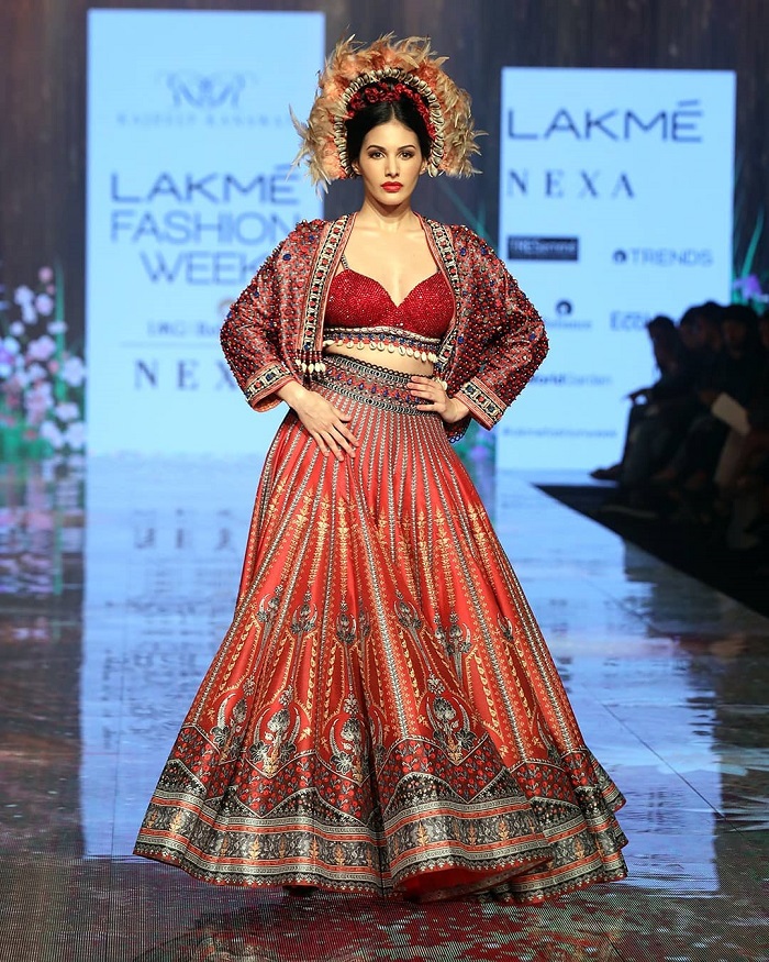 amyra-dastur-at-lakme-fashion-week-2020