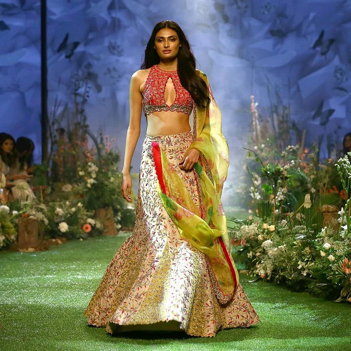 athiya-shetty-at-lakme-fashion-week-2020