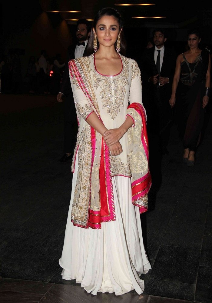 bollywood-alia-bhatta-in-cream-and-white-salwar-kameez-verbena