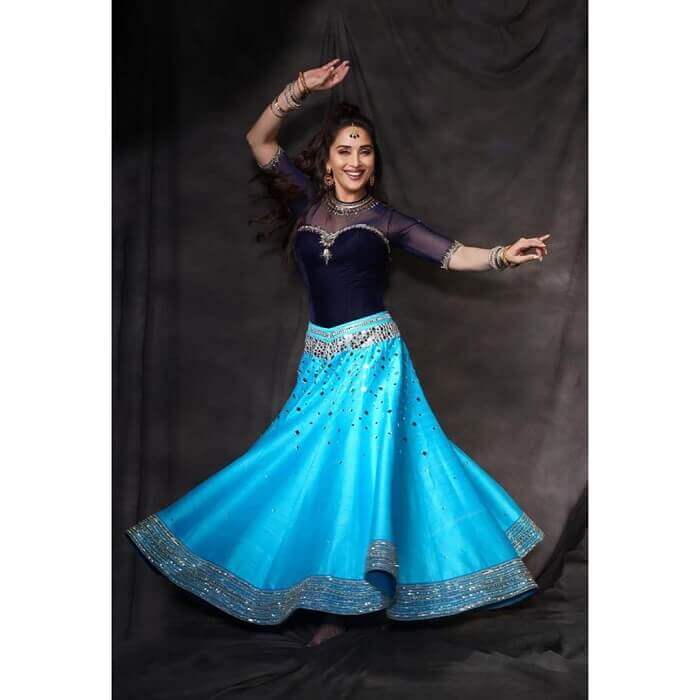 Bollywood-actress-Madhuri-Dixit-Dance-Pose-verbena-shaadidukaan